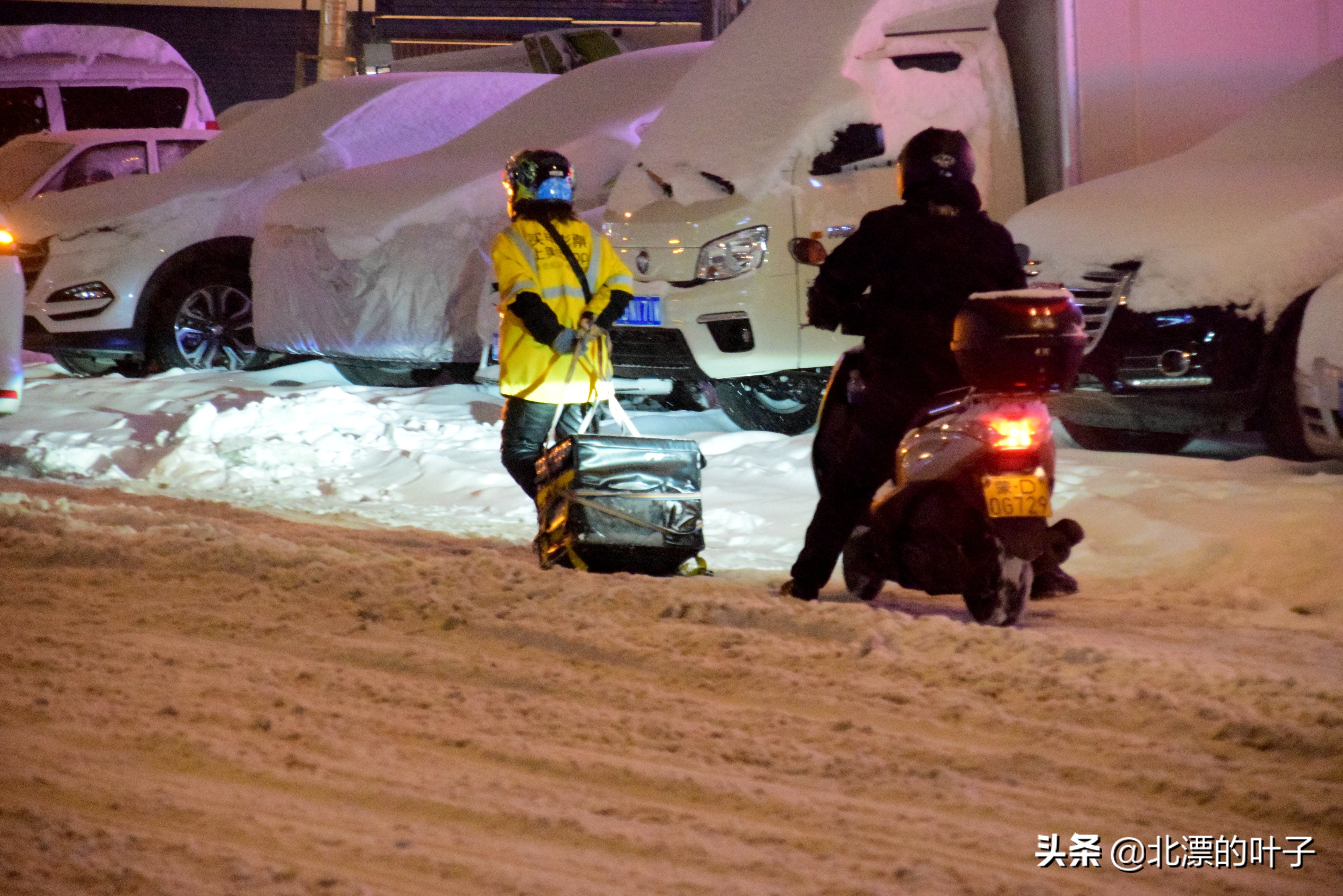 大雪之中，女士拖着箱子去送外卖，箱子坏了，恳请王兴不要扣她钱