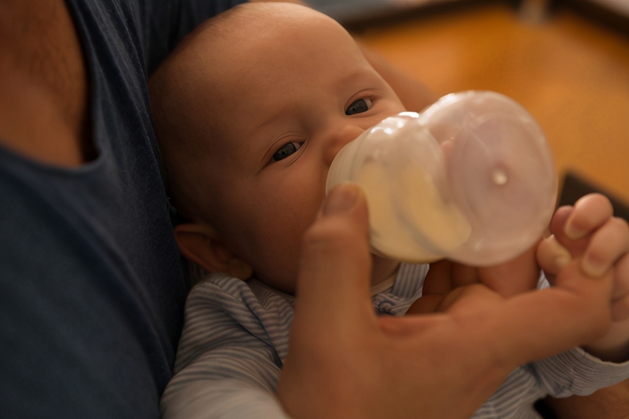 从喝母乳过渡到用奶瓶宝宝很抗拒？妈妈别着急，五招应对能帮大忙