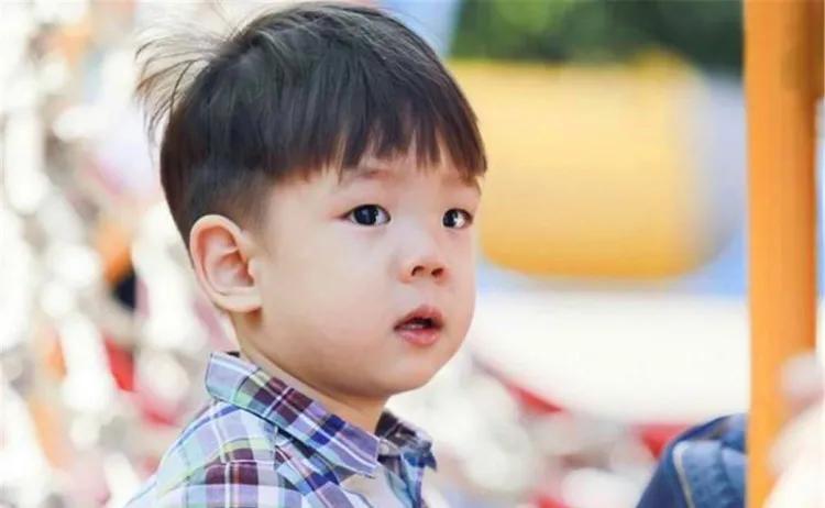 嗯哼从"胡一统"到"小杜江",孩子双眼皮多久才显现?了解一下