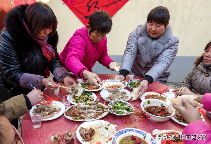 俗语“菜不摆三，筷不成五，席不成六”是何意思，餐桌礼仪要谨记