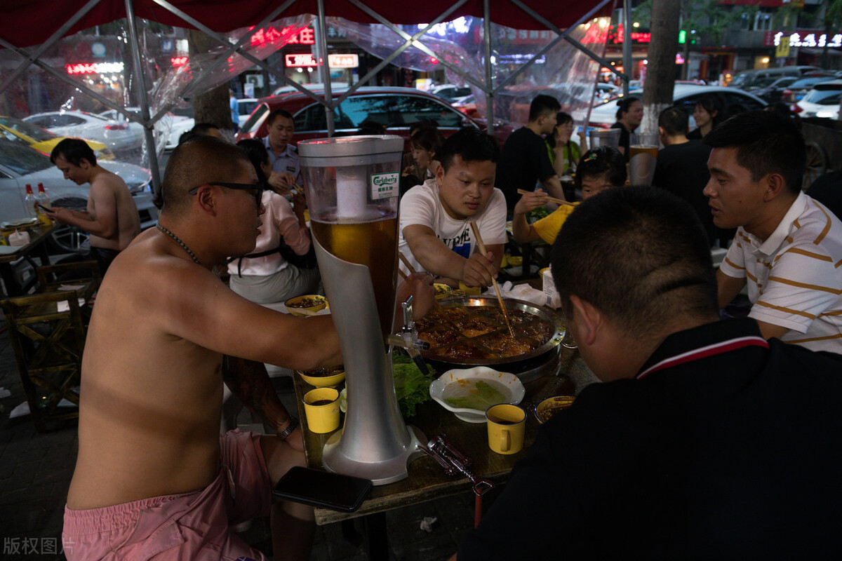 辽宁老板开烧烤店，“啤酒免费畅饮”，反倒年赚175万，真牛