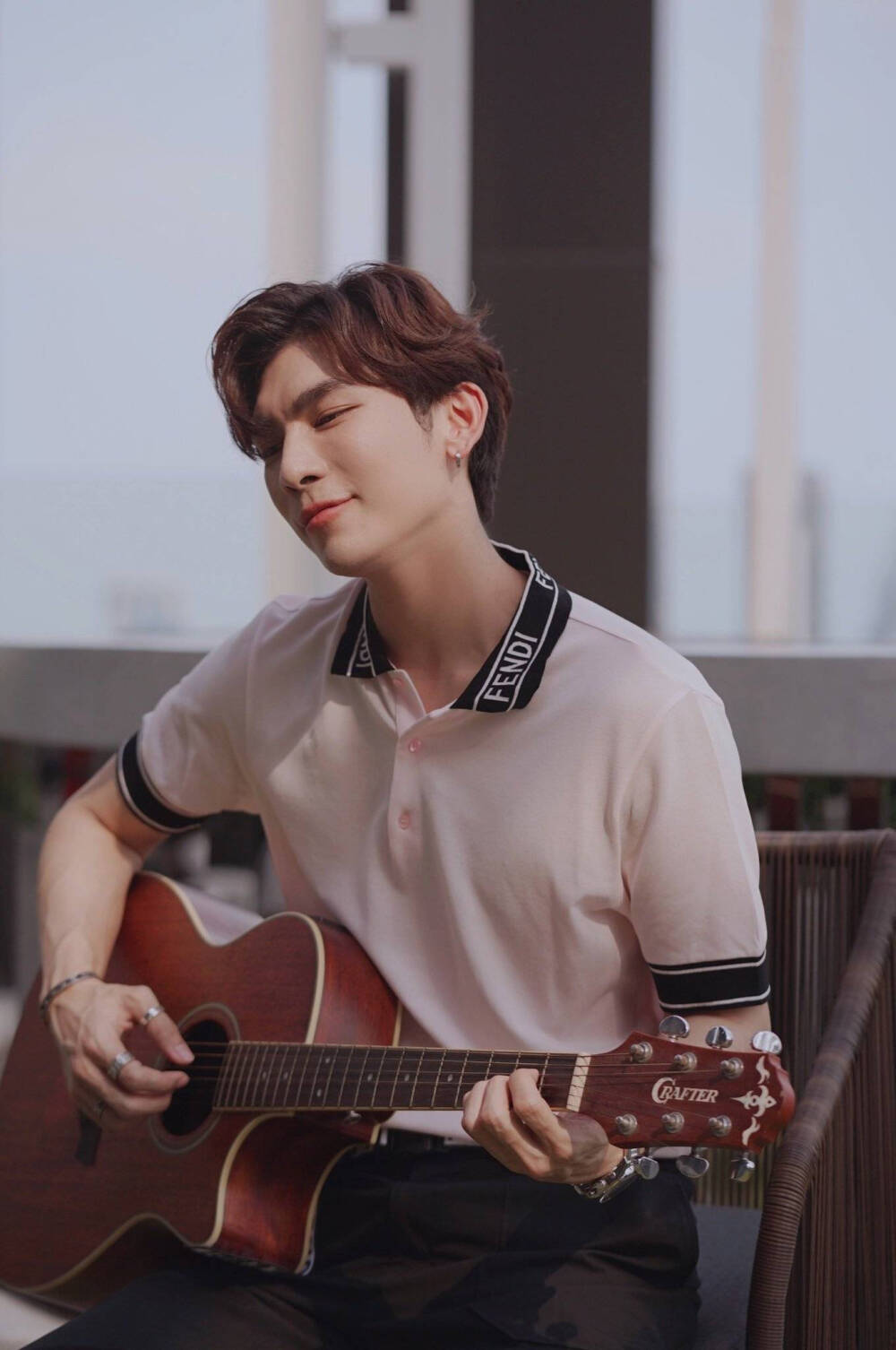 多图预警:他泰小可爱们弹吉他有多帅