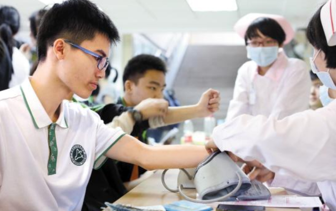 高考体检“翻车现场”，学生担心的事严重超纲，让人尴尬又好笑