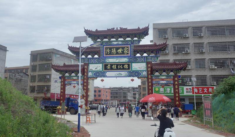 “陪读小镇”上，那些被高考神话捆绑的妈妈们