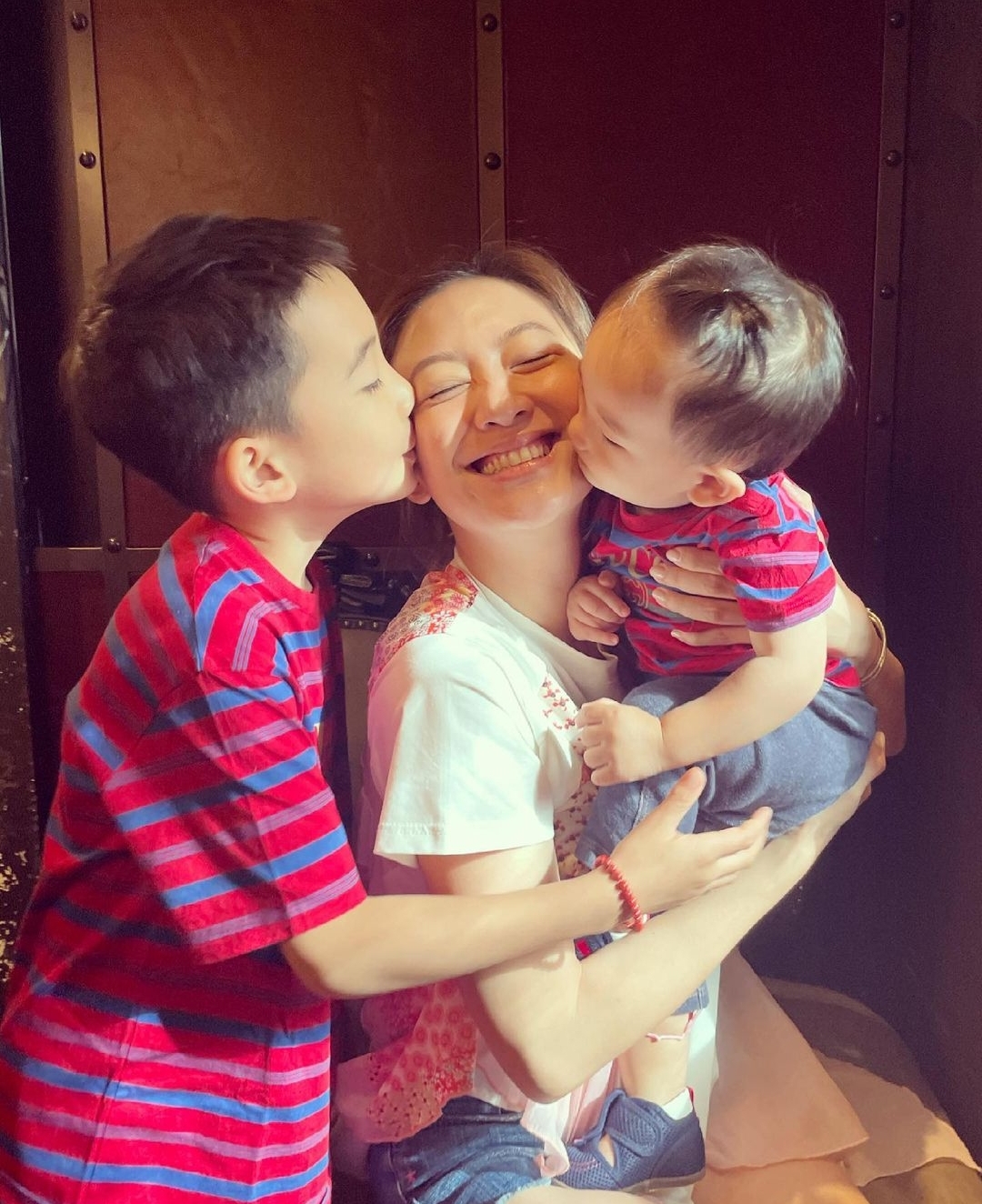 应采儿罕晒次子视频，HoHo举着红旗一路小跑，露小乳牙萌态尽显