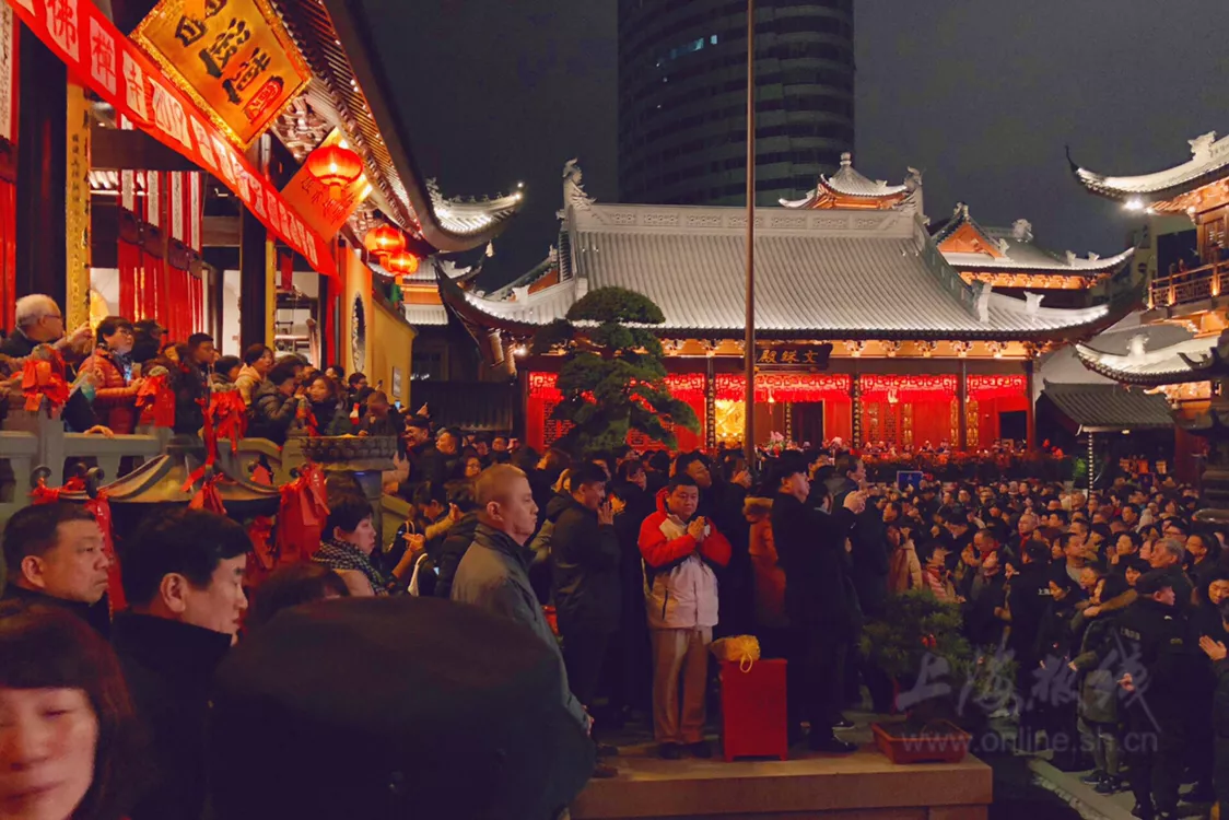 直击猪年大年初一凌晨上海人寺庙烧头香 门票价格四位数