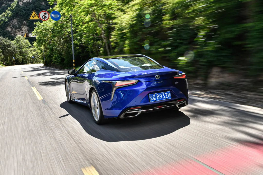 V6、359马力、21英寸轮圈、前置后驱，雷克萨斯LC 500h让人心动