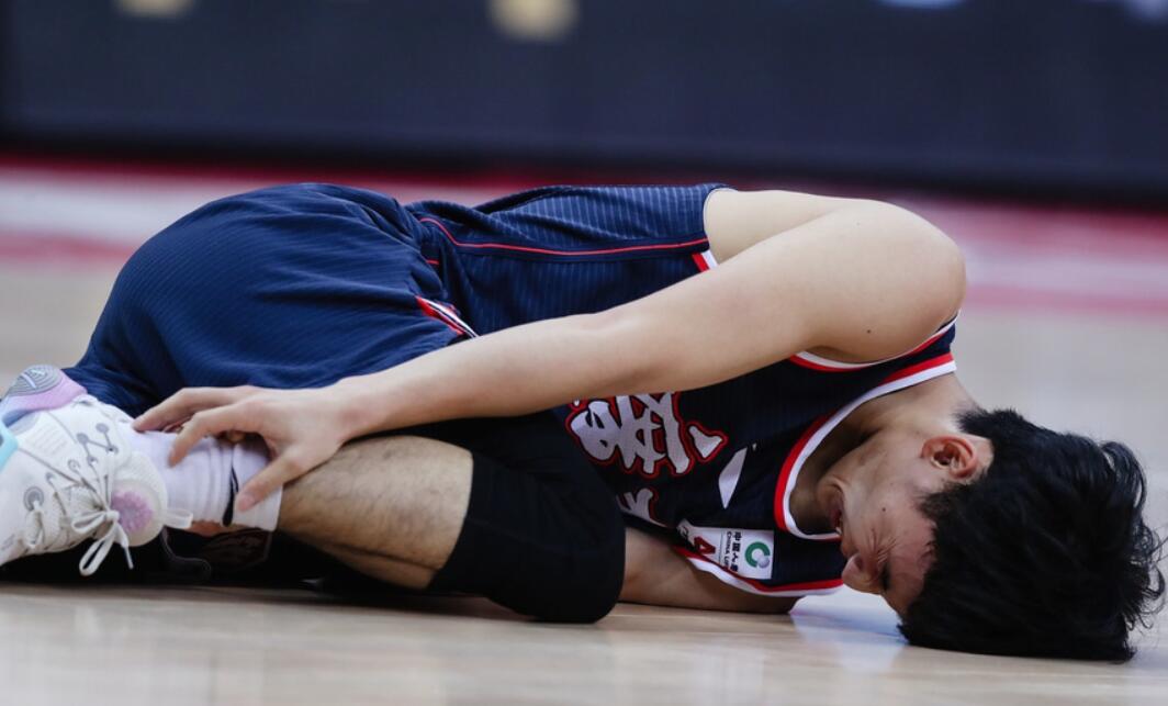 国家队比赛受伤(国家队又伤2人!