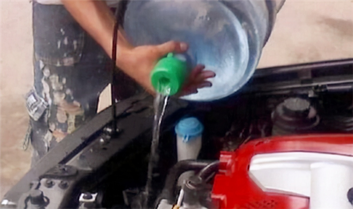 他发明“烧水汽车”，83升水跑3千公里后离奇死亡，加油站躺枪