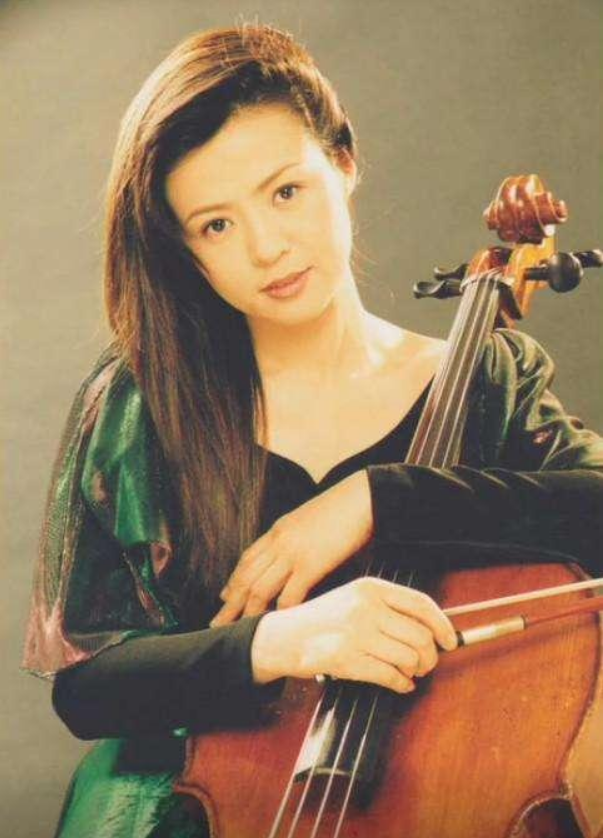 38岁的郑艳东,为何会嫁给58岁三婚的王刚,还要为他生孩子?