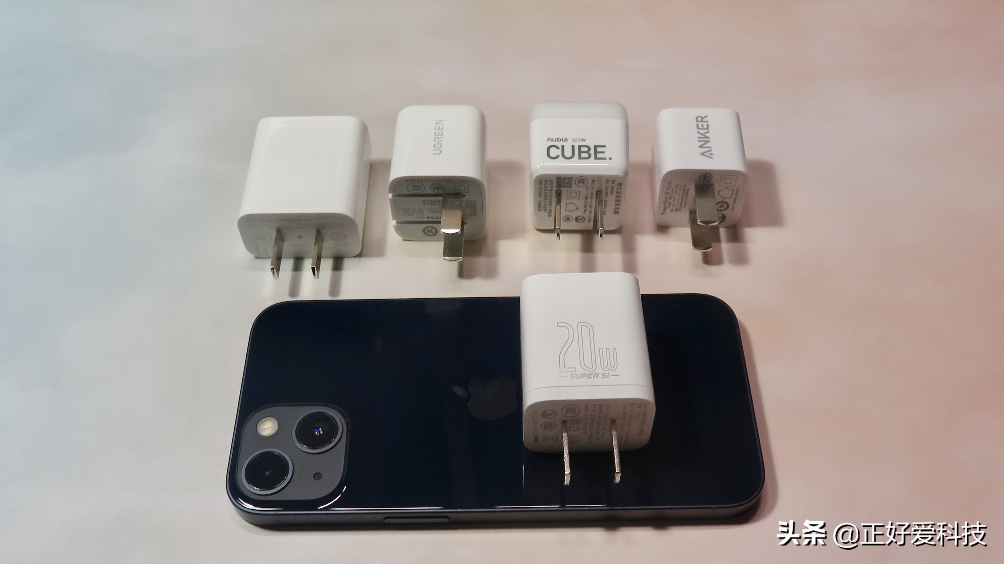 五款经济实用的PD快充头横评，帮您解决iPhone 13充电烦恼