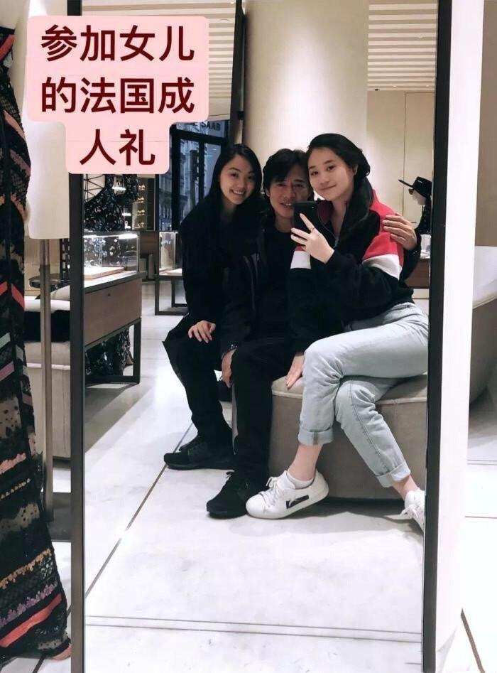 李连杰女儿参加顶级名媛舞会，19岁的她智商爆表，时尚感也超强