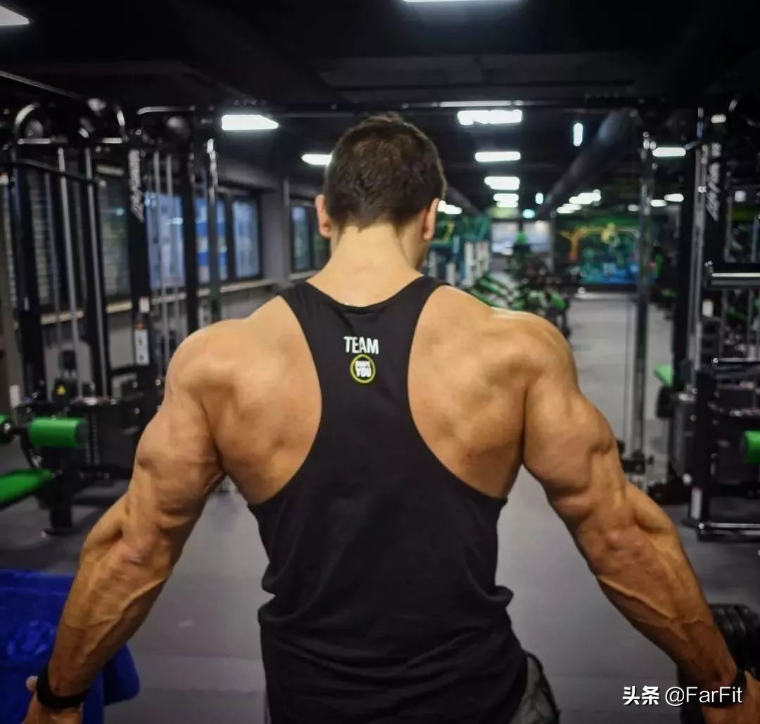 用拉力器进行胸肌的飞鸟锻炼也是常