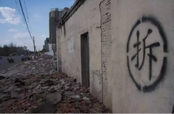 河南悲剧钉子户：拦路多年索赔5套房，最终结局让人过瘾