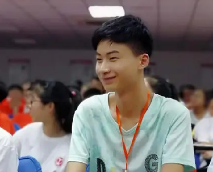 河北寒门贵子庞众望：父精神失常母瘫痪，却加分60以744分上清华