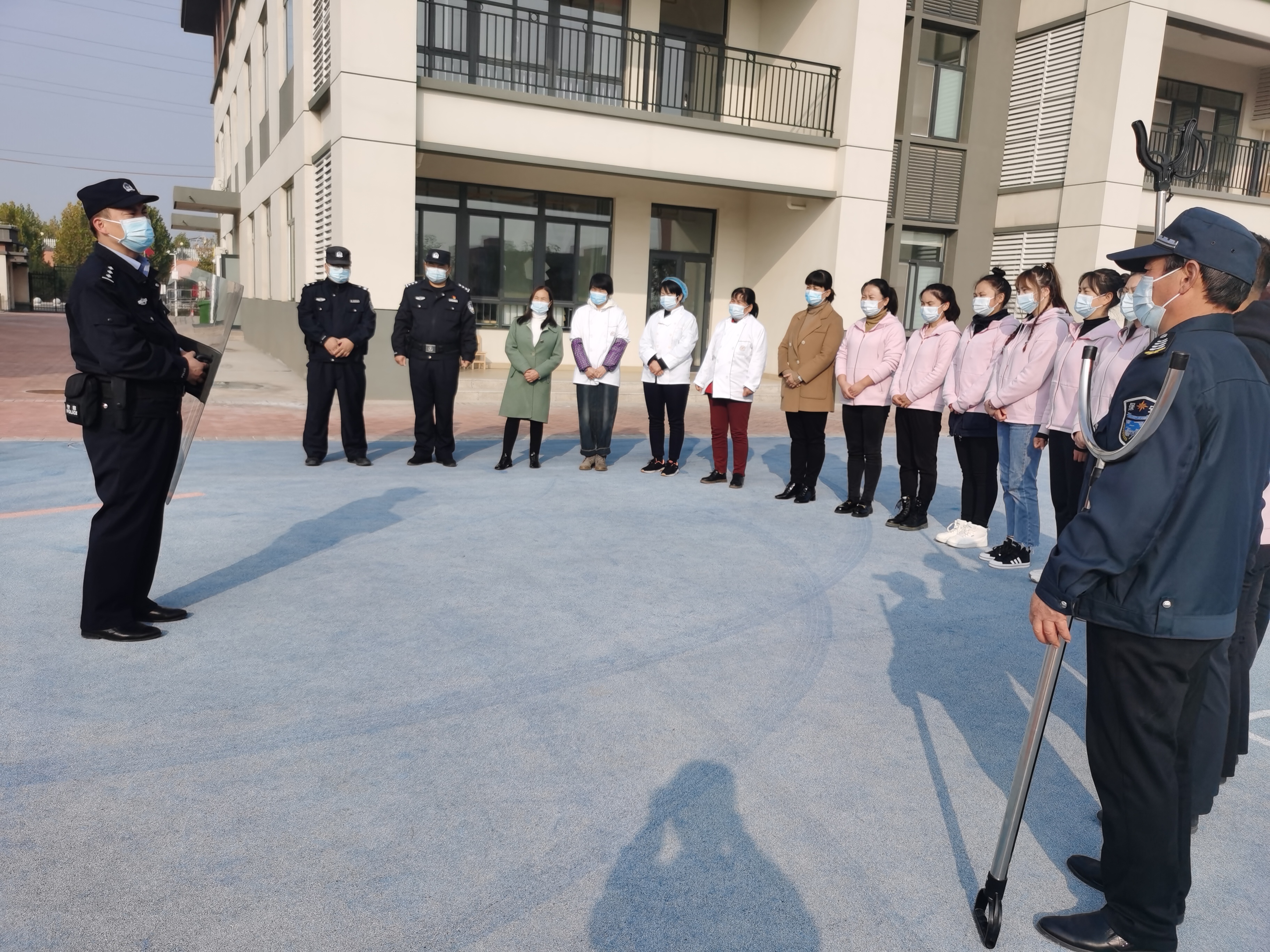 合阳县公安局九龙派出所联合恒大幼儿园开展反恐防暴应急演练