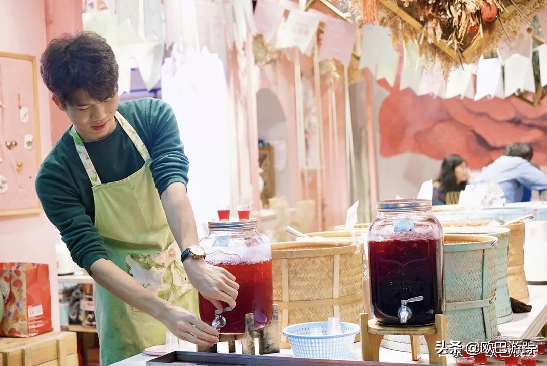 厦门这家奢牌酒店，毗邻繁华，却又遁于静谧迷人的港湾
