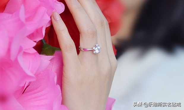 左手中指戴戒指说明什么（盘点戒指戴法背后的含义）