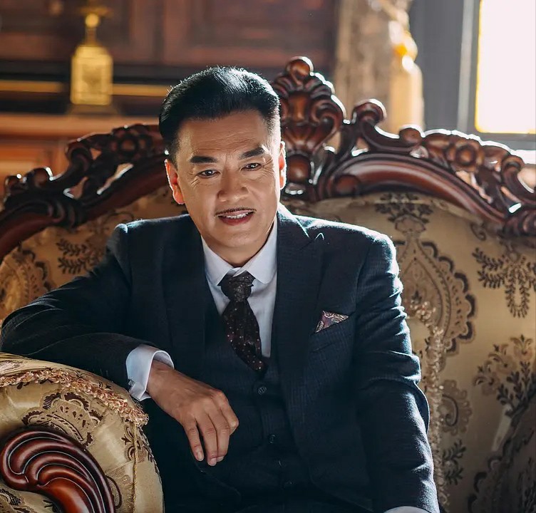 2008年,章申与孙红雷,傅晶合作了电视剧《落地,请开手机》.