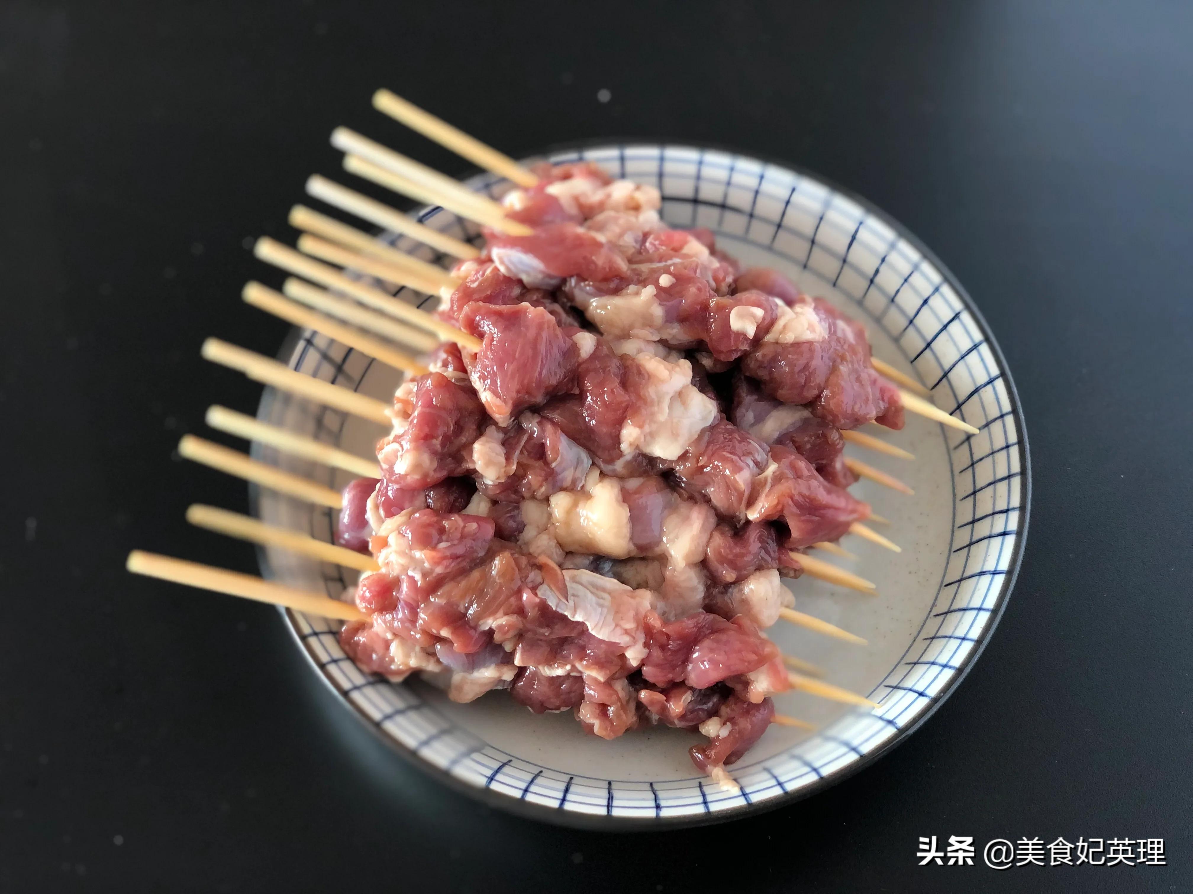 想吃烤串出不去？自己在家做！1斤肉15串大肉块超过瘾，省钱好吃