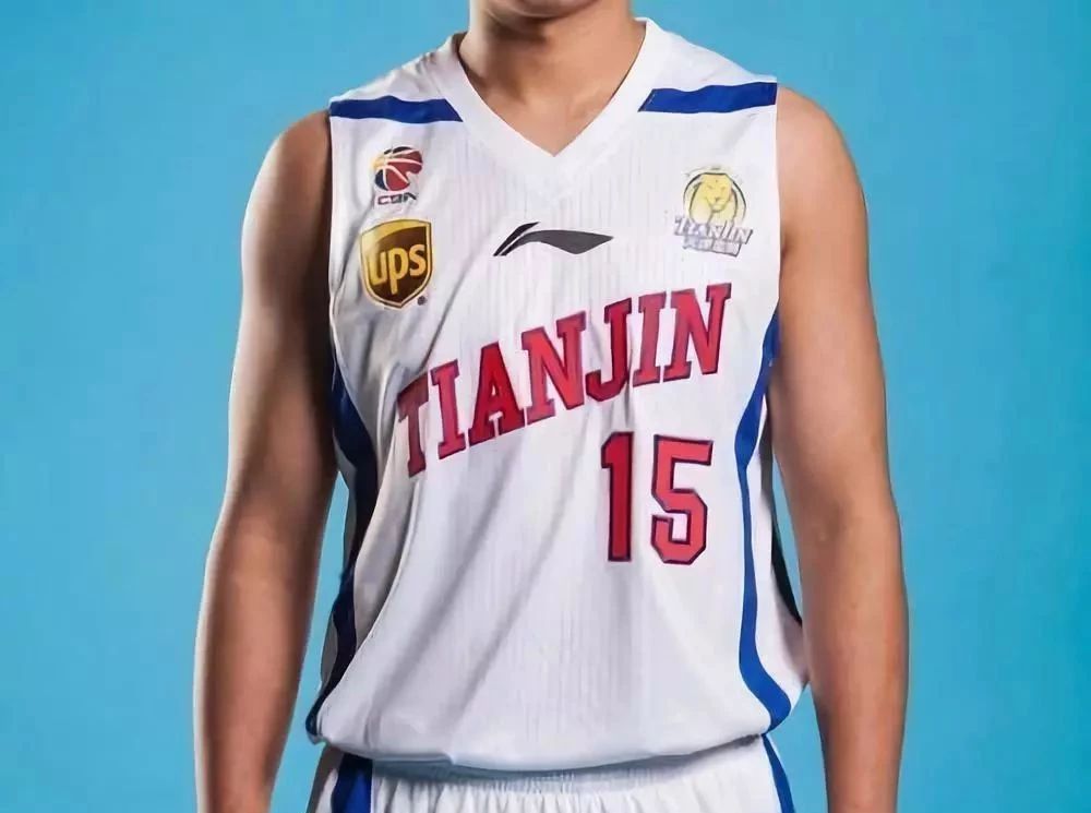 为什么cba球服上有很多广告(为什么NBA比赛的转播画面，看起来很好看，而CBA的有点廉价感)