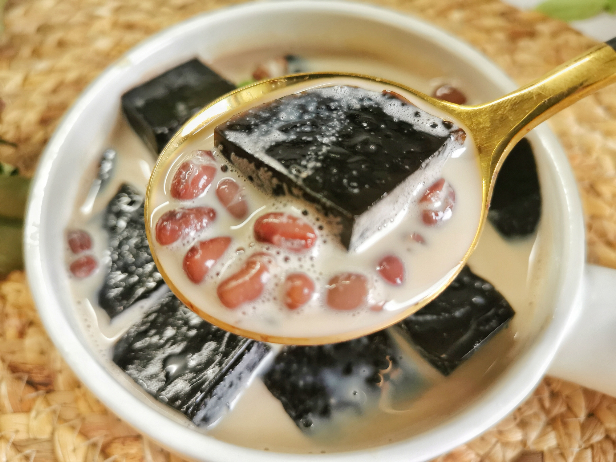 主要产于台湾,广东,广西,福建一带,人们将新鲜的仙草烧制成干仙草