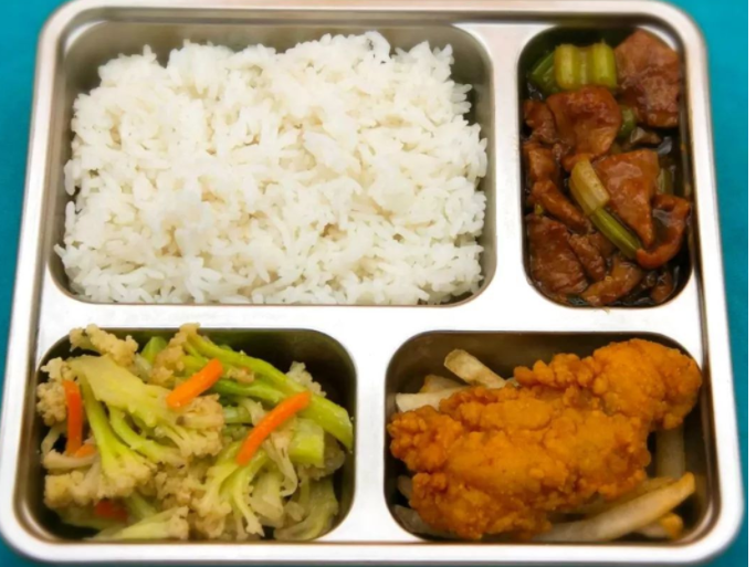 各国学生午餐比拼，美国快餐、韩国泡菜，网友称赞还是中国伙食好