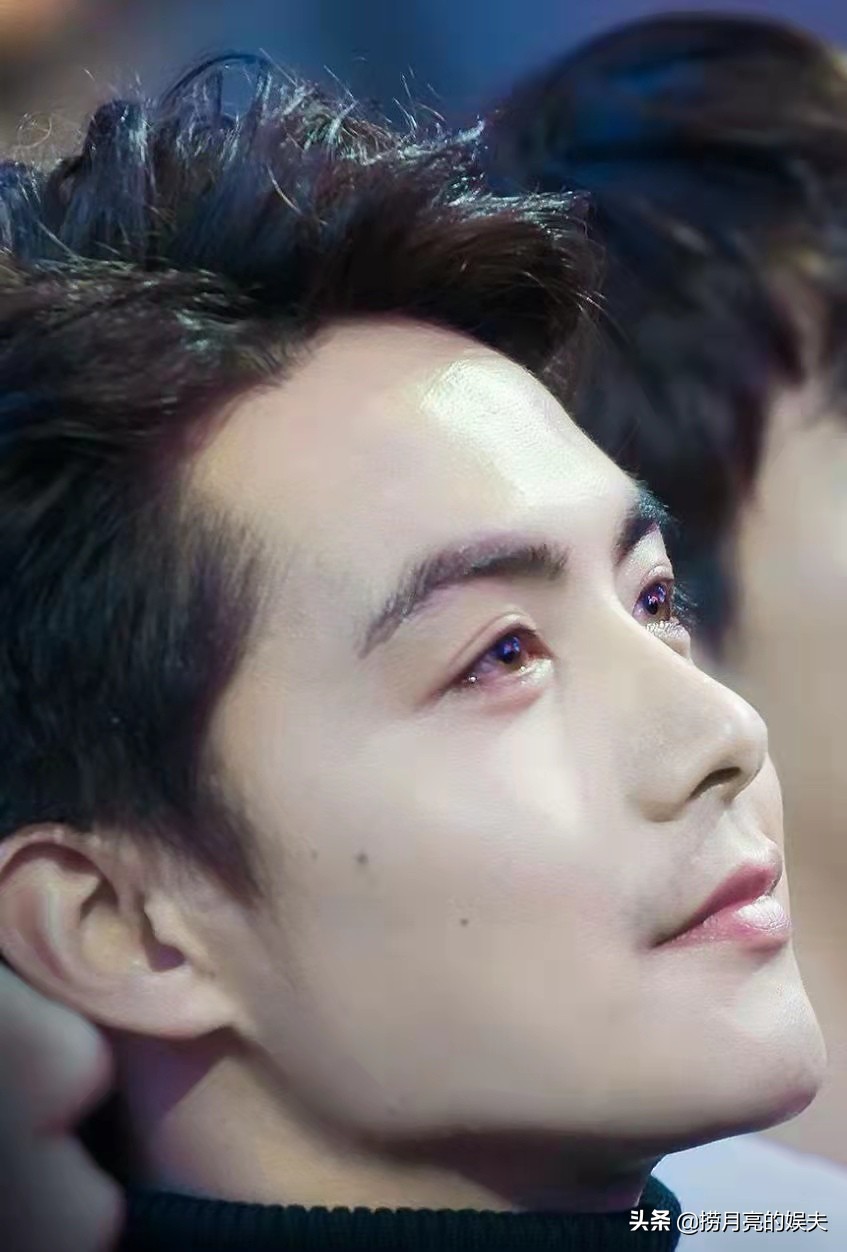 侯明昊侯明昊的长相比较有灵气,眼睛大而有神,卧蚕明显,鼻头挺,鼻子翘