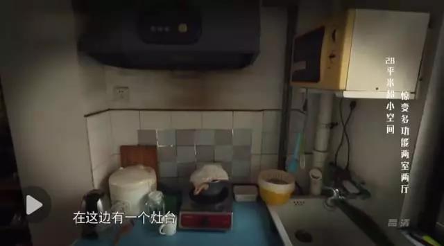 28㎡小窝进门就是卫生间，女儿睡厨房，如何拯救局促的三口之家？