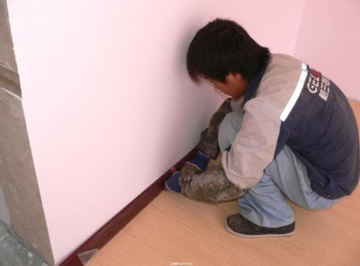 先刷墙还是先铺地板？顺序弄反难清洁，花费更多，别大意