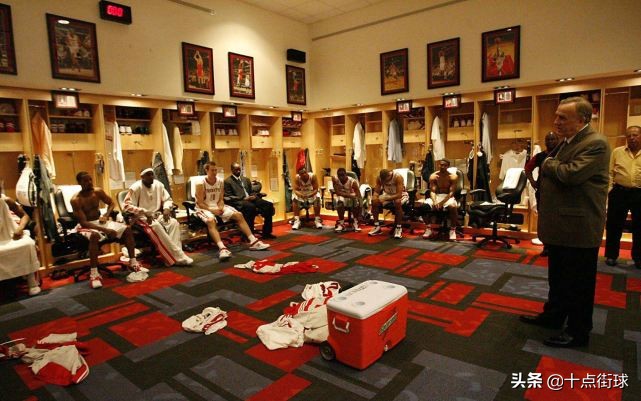 篮球比赛没节多少分钟（NBA中场休息只有15分钟，除了讲解战术，球员还会做什么？）