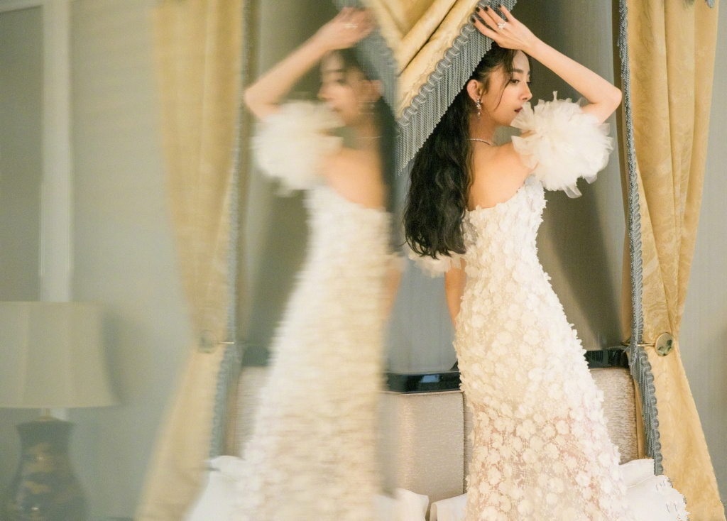 高阶尤物穿搭！40多岁的胡杏儿和陶虹不添风霜，只添风情