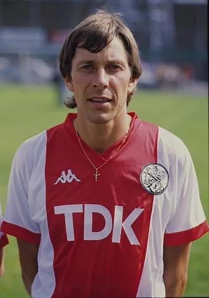 斯皮尔布斯年轻的丹尼斯·格坎普中场斯科尔滕阿贾克斯传奇克鲁伊夫