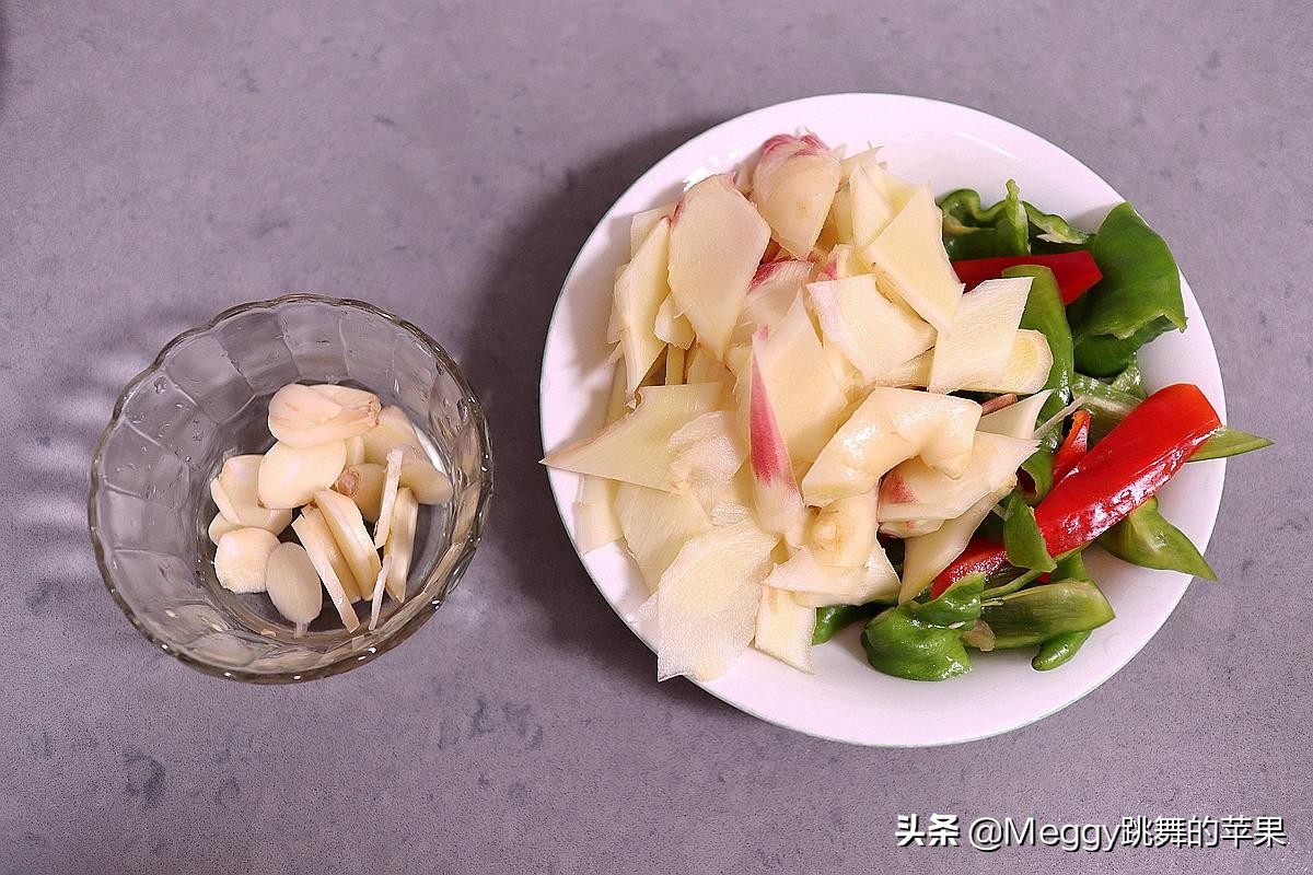 突破传统的鸡翅做法，爆炒出锅滑又嫩，去腥不用酒，只用这一味料