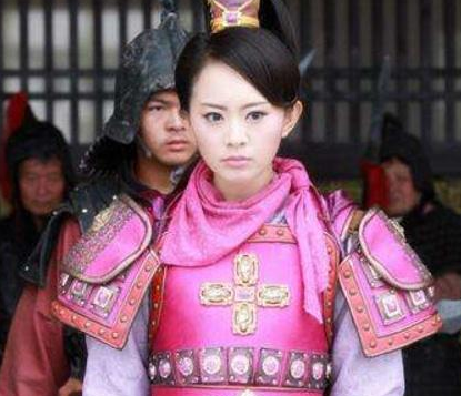 薛丁山自己他也对程咬金说过,窦仙童是受迫勉强答应的婚事,陈金定更是