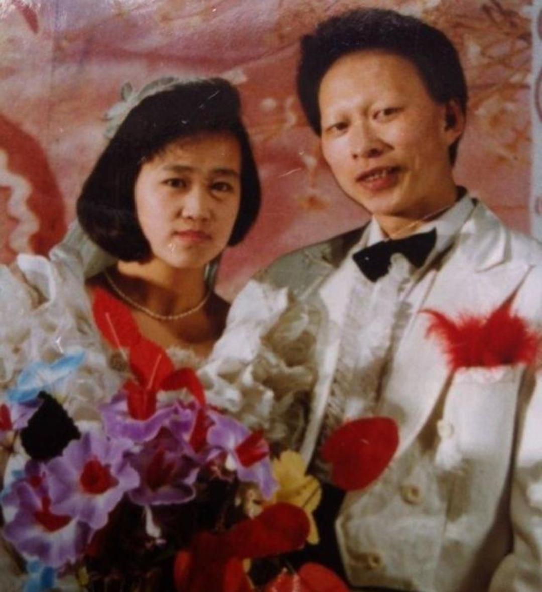 妻子常常去探李明的班,有时候还会带孩子到剧组,陪李明生活一阵子.