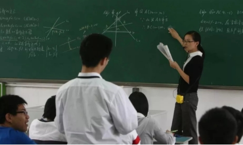 民办学校即将转为公办，民办教师出路在哪？进入体制内还是代课