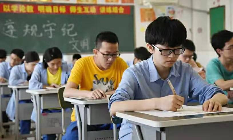 湖北省的“明星”高中，33人被清北录取，近千人考上211高校