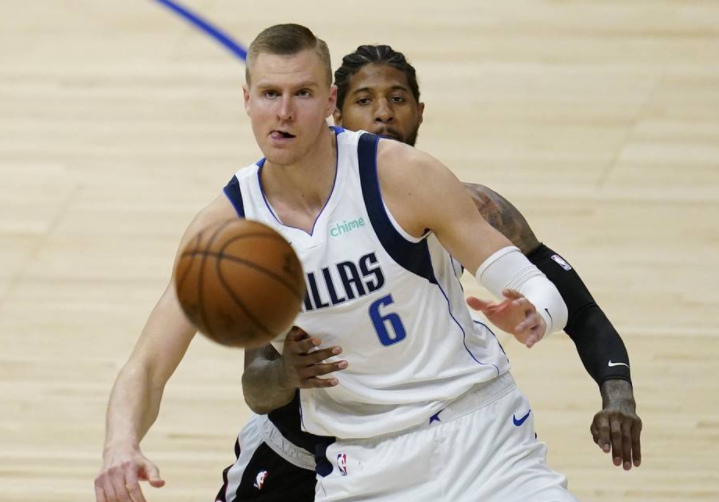 杨毅篮球先锋报（1.58亿场均13分，赛后疑不满东契奇？杨毅：他是最软的5号位）