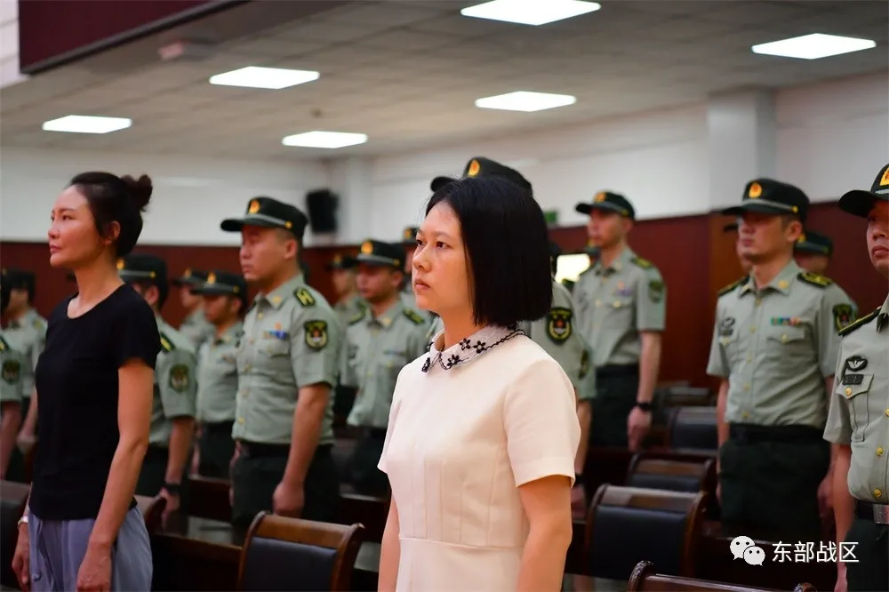 军官退役仪式，开始了