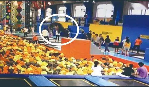 跳水脸摔成两半的视频不敢看（视频惊心！90后女研究生蹦床馆内摔成“完全性截瘫，当场动弹不得）