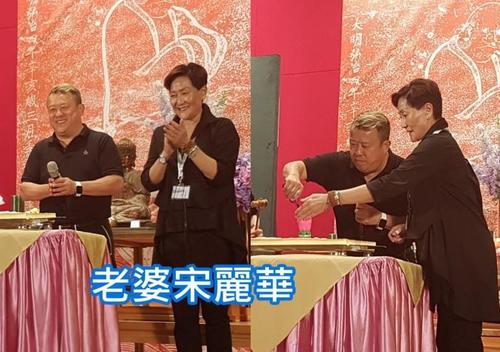 李明足球运动员老婆(要钱没钱，要貌没貌，这8位