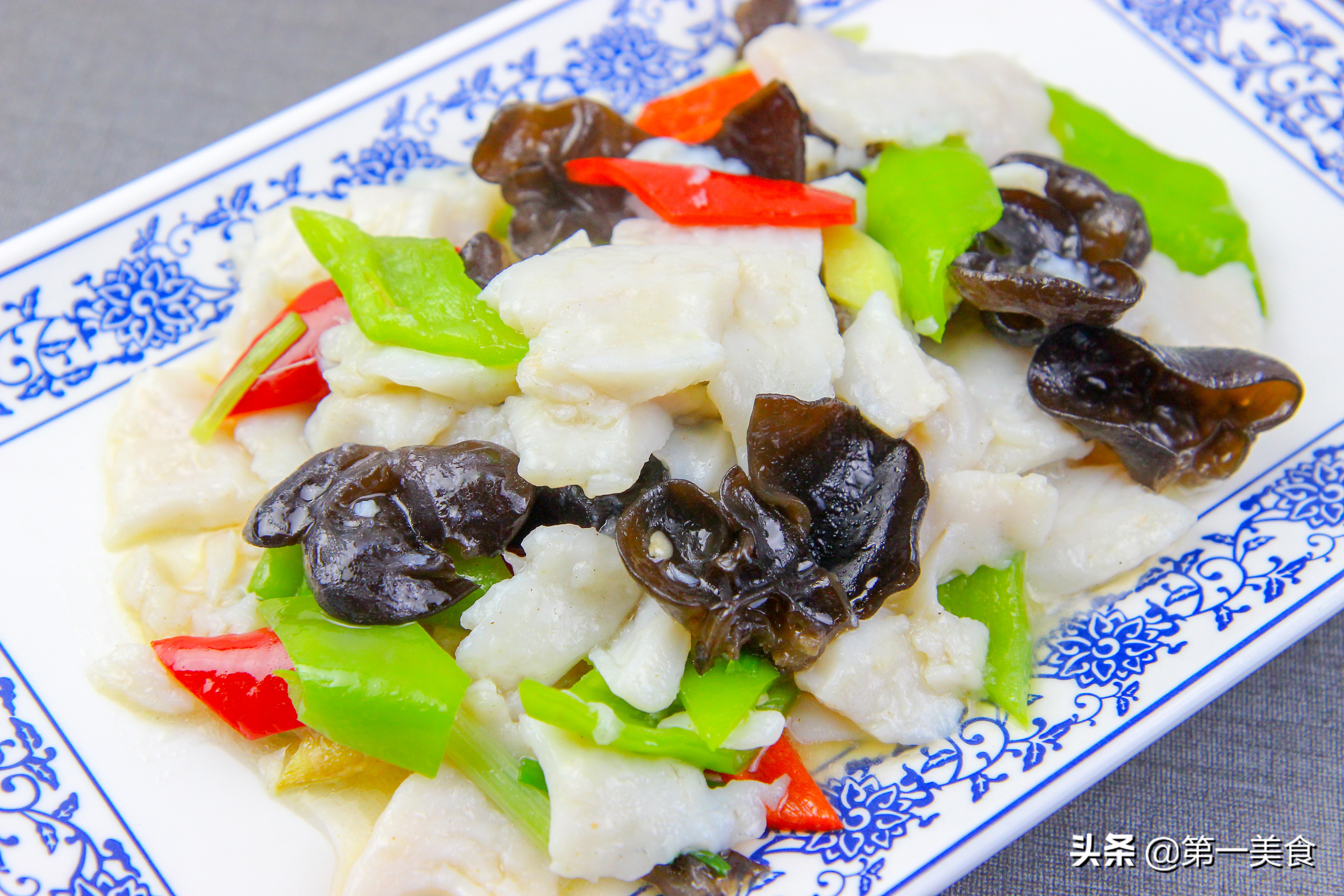滑炒鱼片是一道色香味俱全的传统名菜,虽没川菜水煮鱼