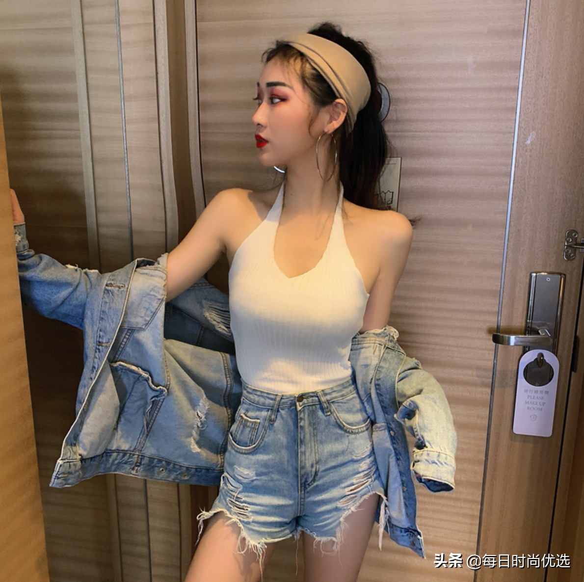 街拍：穿小白鞋牛仔裤的小姐姐，无袖背心露性感女人味一穿一个准