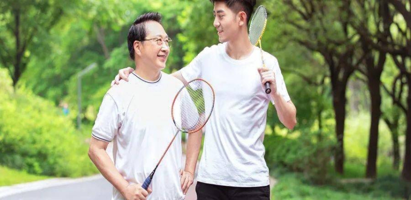 大学生与父母的聊天记录走红，没到月底不要想我，家长才是段子手