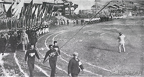 除了08年奧運會還有哪些奧運會</h2>

<p>　　【運動員列隊入場】</p>

<p>　　1952年11月15日，位于朝鮮平安北道碧潼郡的碧潼戰俘營洋溢著節日的喜氣，青松扎起的拱門與山間紅葉交相輝映。拱門上用中英文寫著“和平”、“運動會是通向友誼之路”等標語。數千人聚集在這里，或翹首以待，或熱烈交談。如果不是事先知道，可能不會有人了解他們的真實身份——志愿軍戰俘。</p>

<p>　　這是一次人類歷史上史無前例的奧運會，這是一次人類戰爭史上從未有過的戰俘的盛會。這里的戰俘沒有挨打、挨餓、挨罵、受凍、受虐，沒有劫后余生的驚恐，每個人的臉上都帶著“此間樂，不思蜀”的表情。最為重要的是，這里的戰俘來自15個國家和地區。</p>

<p>　　<img alt=