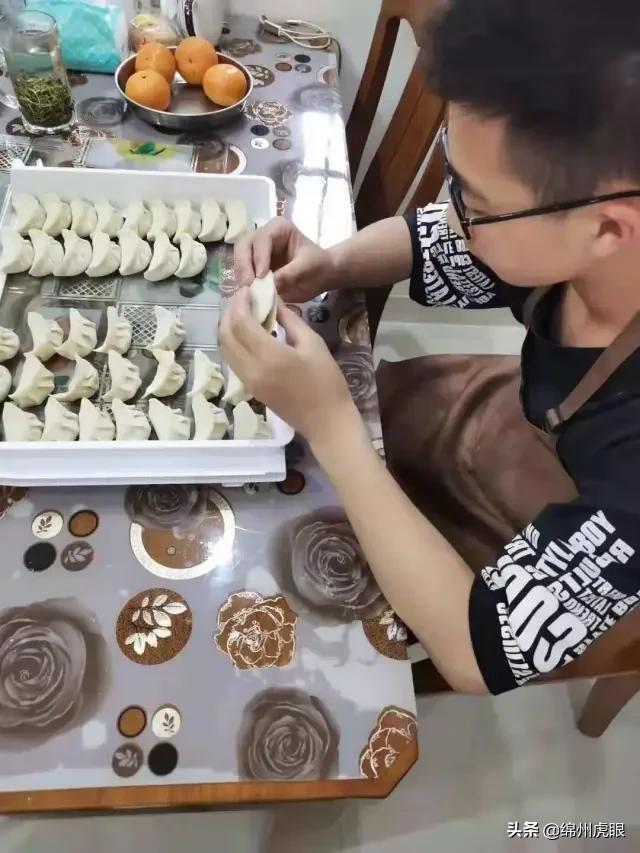 好心疼！绵阳十二三岁的娃娃，竟被学校赶下田去插秧子