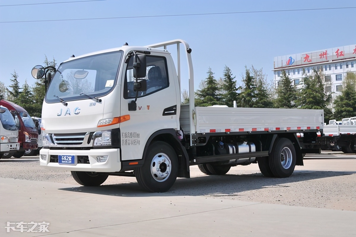 搭载云内150马力发动机,实拍江淮骏铃v6轻卡,内饰有亮点