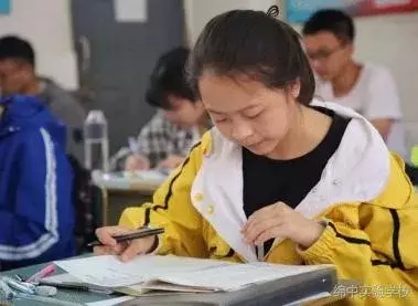 绵阳学霸刘瑾妍高考712分，感恩母校让她有机会“诗酒趁年华”