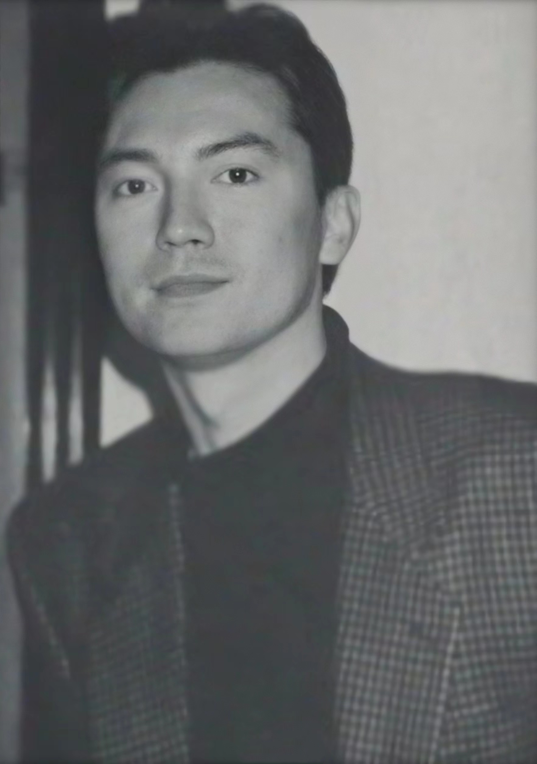 退出演艺圈14年后,69岁尊龙为老友庆生,曾有过7年婚姻无儿无女